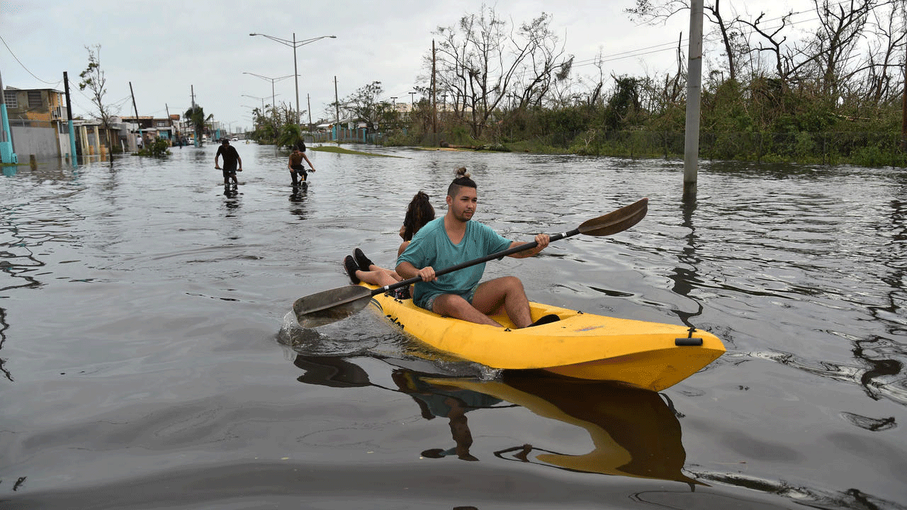 رجل ينتقل بقارب صغير في احد شوارع خوانا ماتوس كاتانو في بورتوريكو في 21 ايلول/سبتمبر 2020