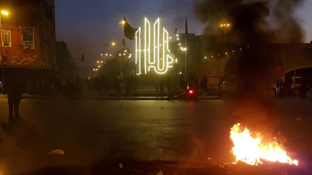 محتجون يحرقون اطارات في مدينة طرابلس في شمال لبنان في 25 كانون الثاني/يناير 2021
