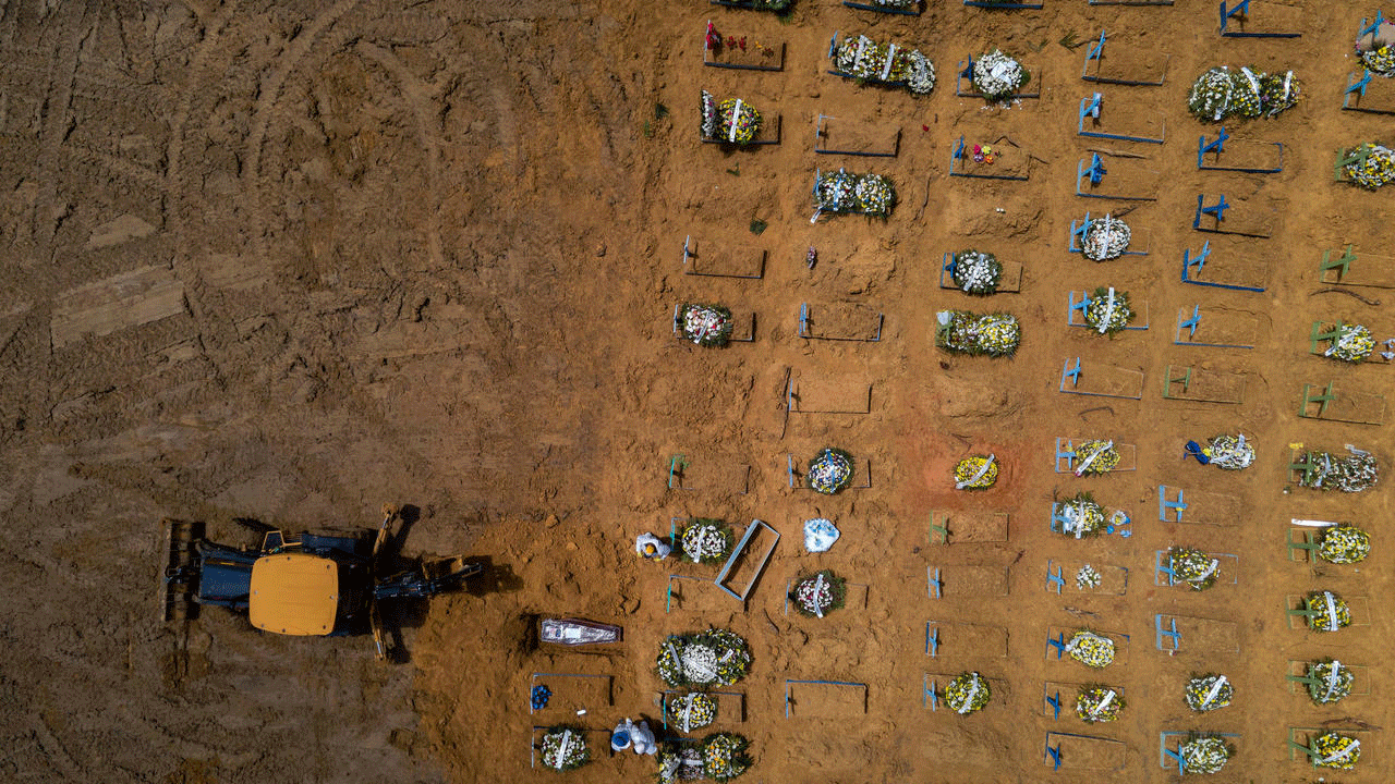 في ماناوس البرازيلية آلية تحفر قبورا جديدة في مقبرة نوسا سينيورا اباراسيدا في 24 كانون الثاني/يناير 2021