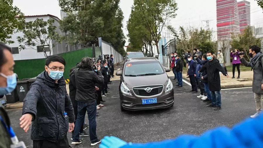 وصول موكب سيارات خبراء منظمة الصحة العالمية إلى مستشفى جينينتان في ووهان بمقاطعة هوباي وسط الصين السبت