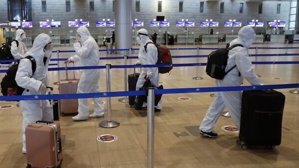 مسافرون بلباس واقي من كورونا في مطار بن غوريون