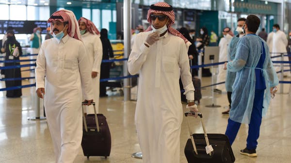مسافرون في مطار الملك فهد الدولي في العاصمة السعودية الرياض