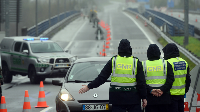 الشرطة الفرنسية لدى مراقبة حركة المواطنين أثناء فرض القيود