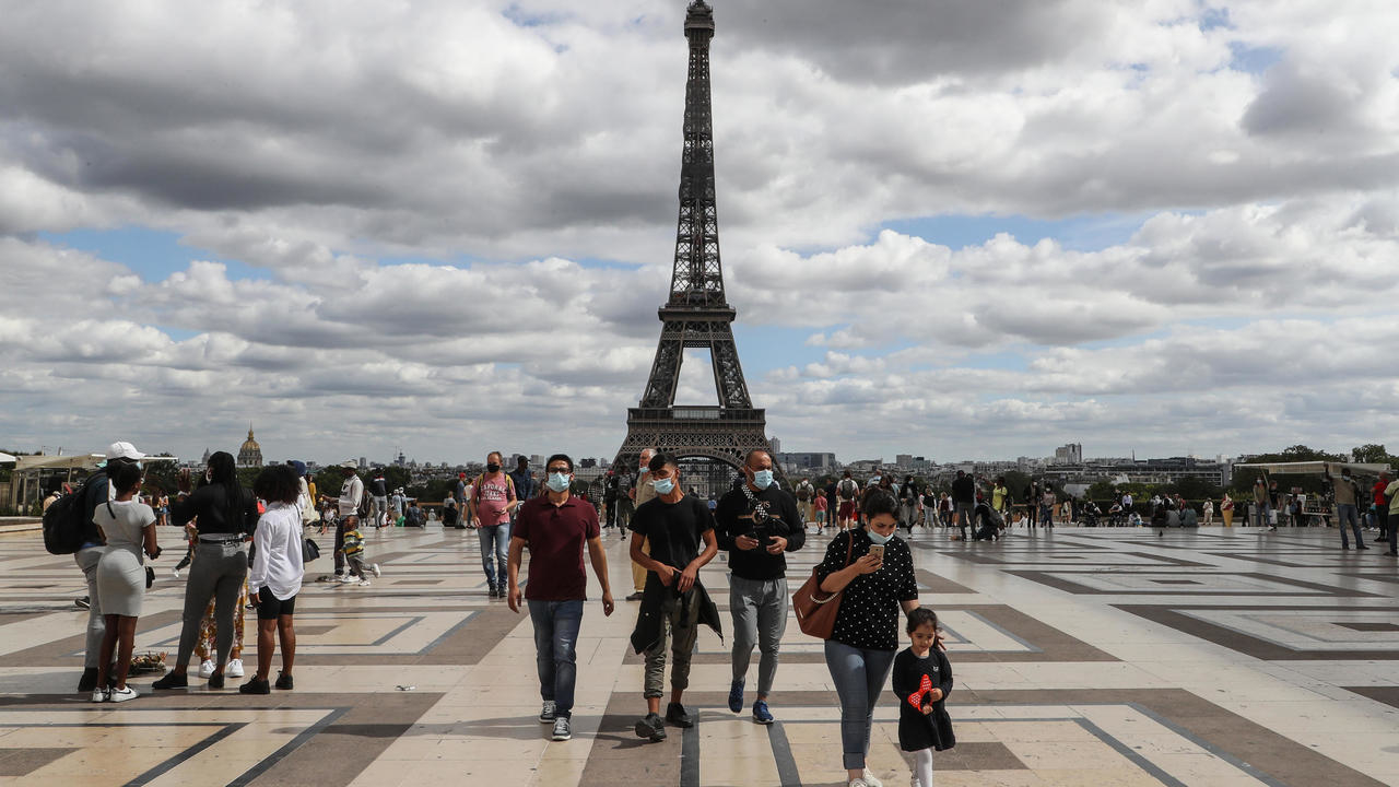 مارة في ساحة تروكاديرو المطلة على برج إيفل، إحدى الوجهات السياحية الأولى في العاصمة الفرنسية باريس، في 24 آب/أغسطس 2020