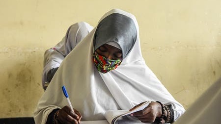 طالبة تضع الكمامة في احدى المدارس في العاصمة دار السلام