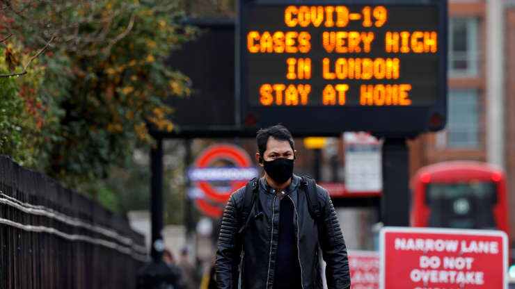 بريطاني مكمم الوجه يسير في وسط لندن في 26 ديسمبر 2020