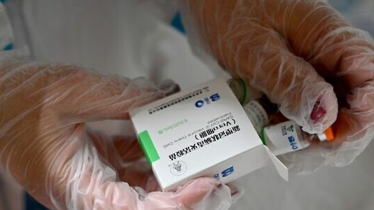 عامل رعاية صحية يحضر جرعة من لقاح سينوفارم الصيني في بلغراد في 25 يناير 2021