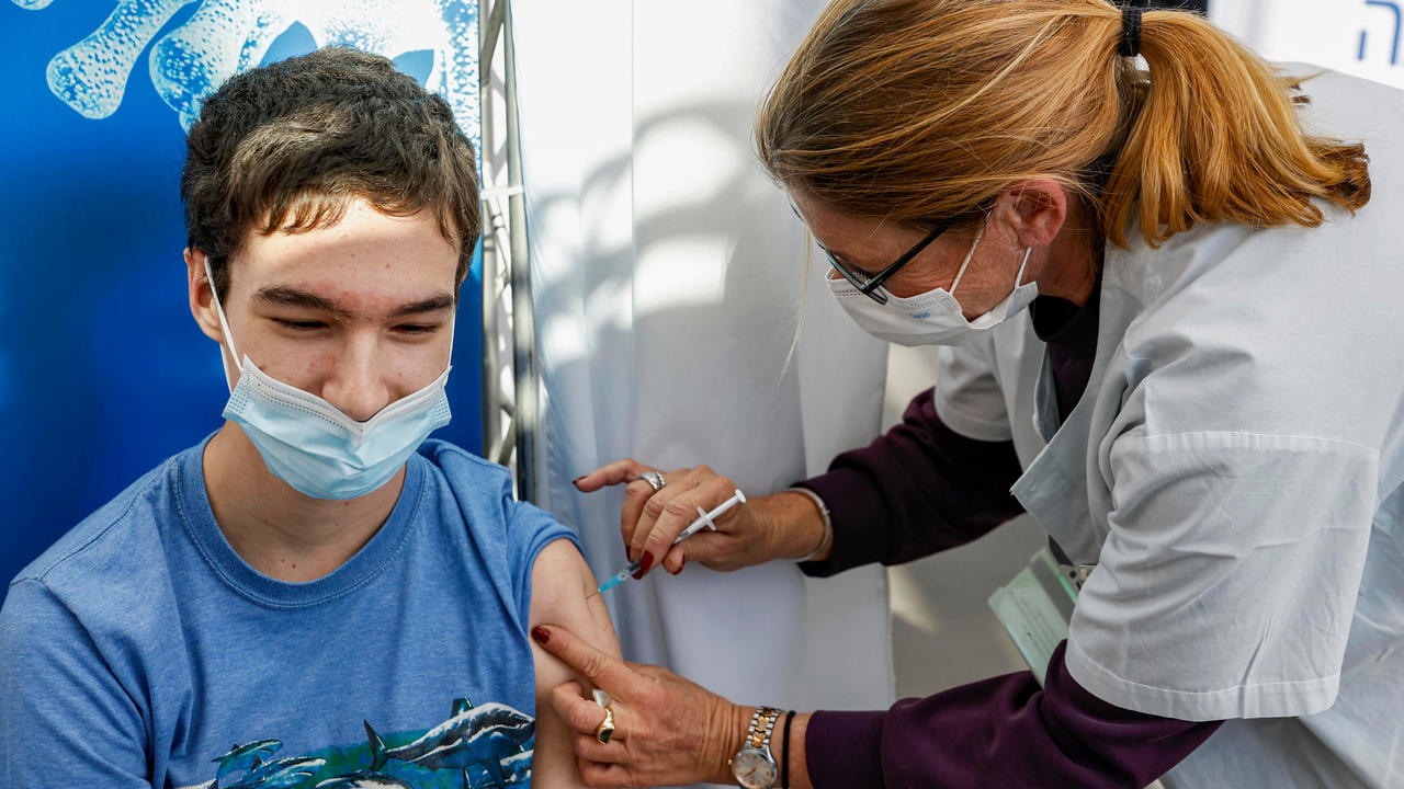 فتى يبلغ من العمر 18 عاما يتلقى لقاح فايزر في مركز كلاليت الصحي في تل أبيب في 23 كانون الثاني/يناير 2021 