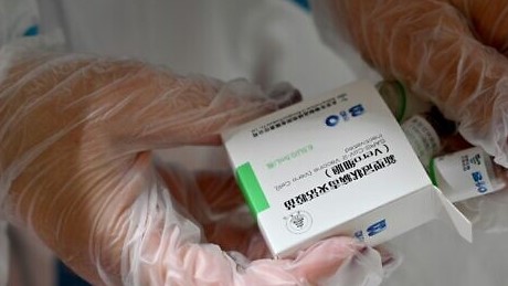 ممرضة تحضر جرعة من لقاح سينوفارم الصيني في أحد مراكز التلقيح في بلغراد في 25 يناير الماضي
