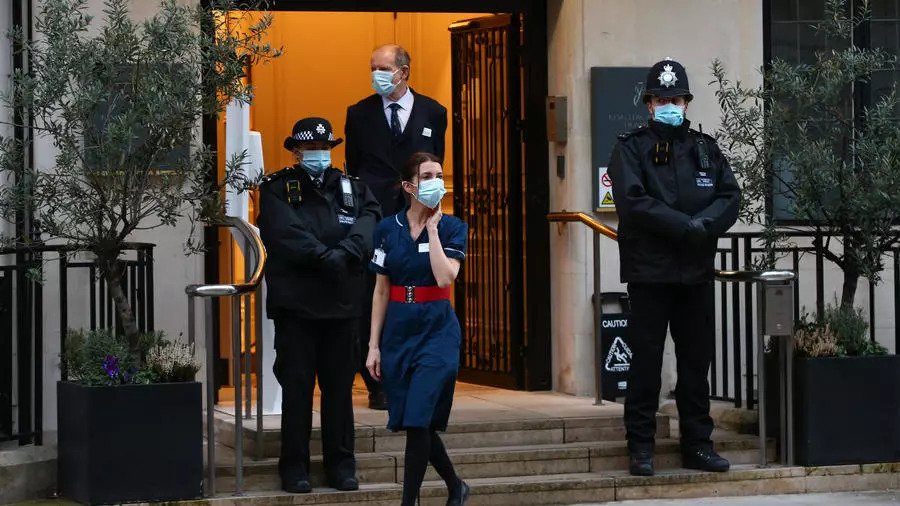 بقي ضباط الشرطة أمام مستشفى الملك إدوارد السابع الخاص في مارليبون بوسط لندن حيث يعالج الأمير فيليب
