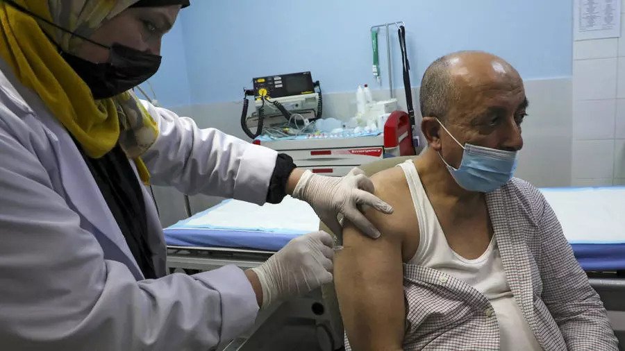 فلسطيني يتلقى اللقاح الروسي سبوتنيك في في قطاع غزة