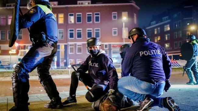 الشرطة الهولندية في مواجهة الاحتجاجات على فرض حظر التجول 