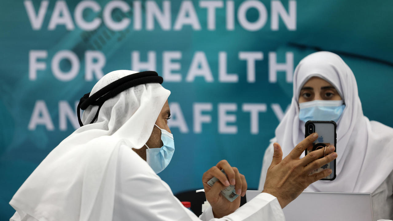 رجل يسجل بياناته قبل تلقي اللقاح المضاد لفيروس كورونا المستجد في مركز للتطعيم في دبي في 3 شباط/فبراير 2021