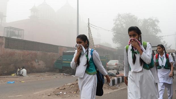 طالبات في الهند تحاولن الوقاية من الهواء الملوث أثناء التوجه الى المدرسة