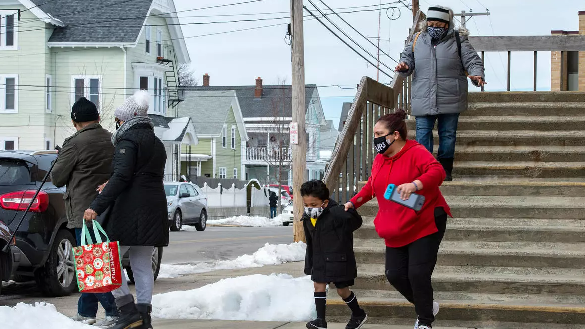 أشخاص يغادرون بعد تلقي اللقاح في مدرسة سنترال فولز الثانوية 