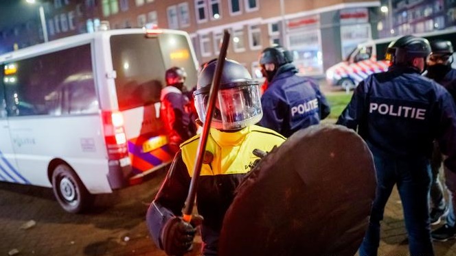 جانب من المواجهات القمعية في هولندا احتجاجا على الاقفال