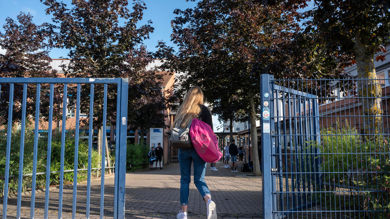 تلميذة تدخل مدرستها في روستوك بشمال ألمانيا الإثنين 3 آب/أغسطس 2020