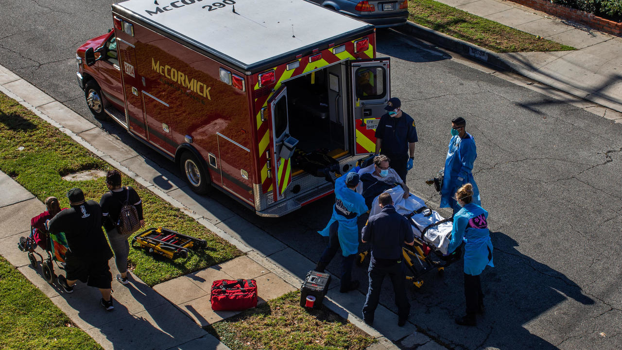 نقل مريض يعتقد أنه مصاب بكوفيد-19 إلى سيارة إسعاف في كاليفورنيا في 29 كانون الأول/ديسمبر 2020