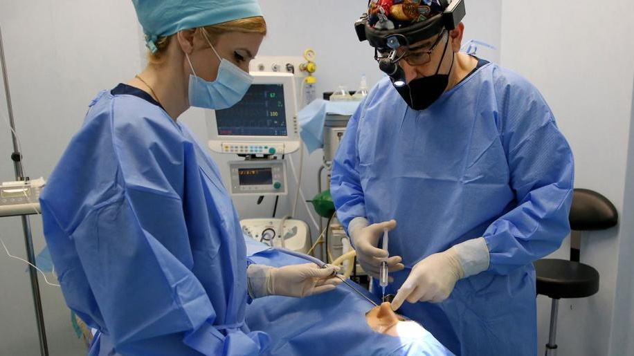 طبيب ألباني يجري عملية تجميل للأنف