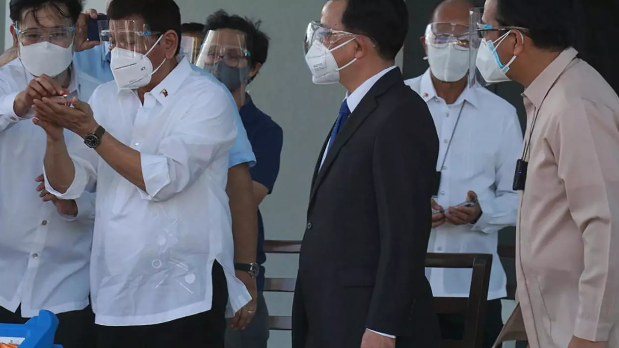 الرئيس الفيليبيني رودريغو دوتيرتي يشرف على تسلم الدفعة الولى من اللقاح
