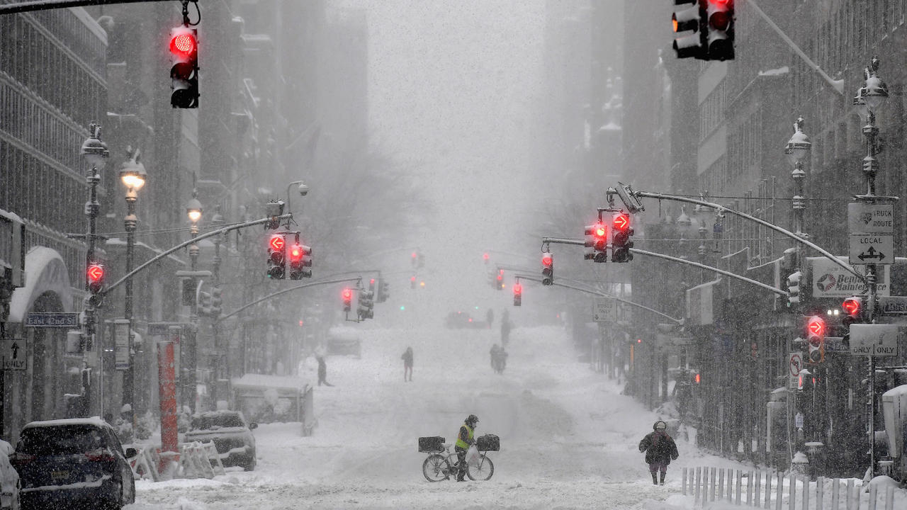عطلت الثلوج جهود التطعيم ضد كورونا في شرق الولايات المتحدة الشهر الماضي، وفي الصورة شارع تغطيه الثلوج في نيويورك بتاريخ 1 شباط/فبراير 2021
