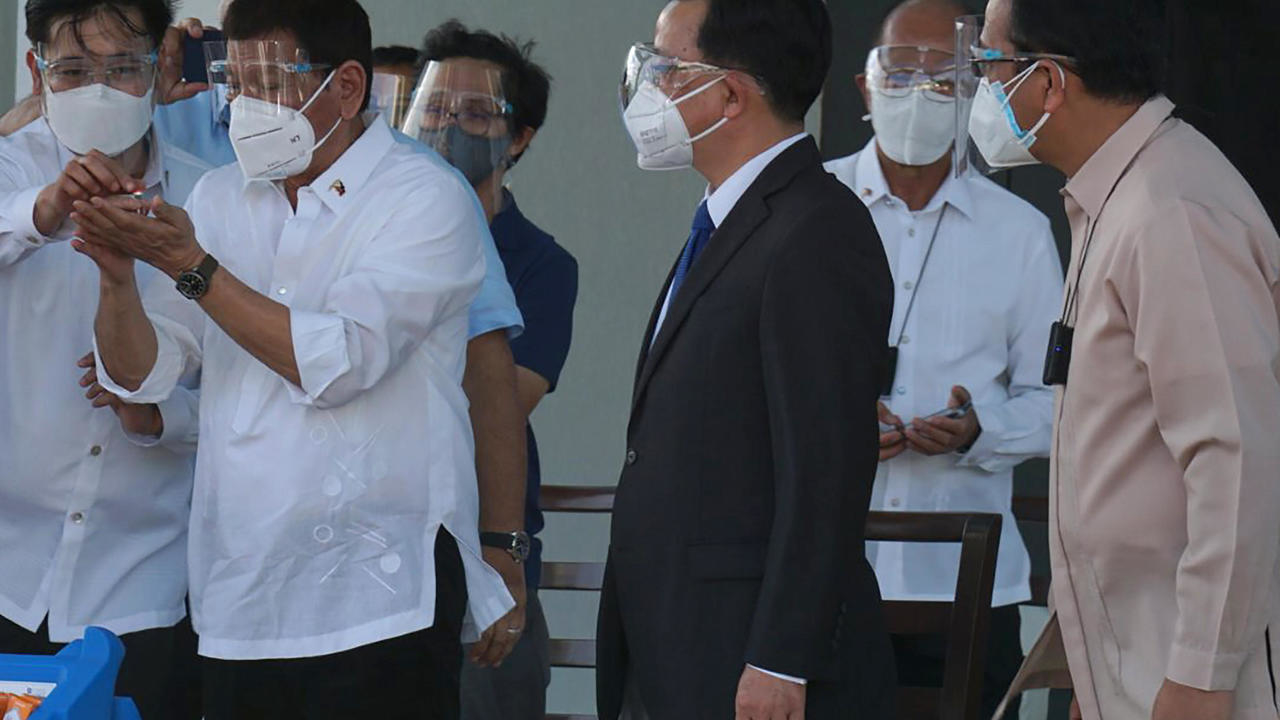 الرئيس الفيليبيني رودريغو دوتيرتي خلال تسلّم اللقاحات الصينية، في قاعدة جوية قرب مانيلا في 28 شباط/فبراير 2021