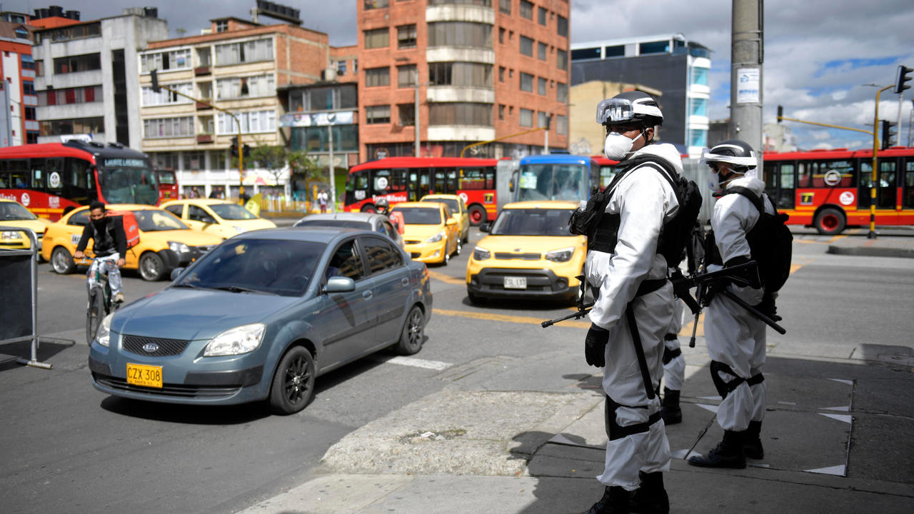 دورية للجيش الكولومبي في العاصمة بوغوتا بعد فرض تدبير حجر صارمة للحدّ من تفشّي وباء كوفيد-19 في 13 تموز/يوليو 2020