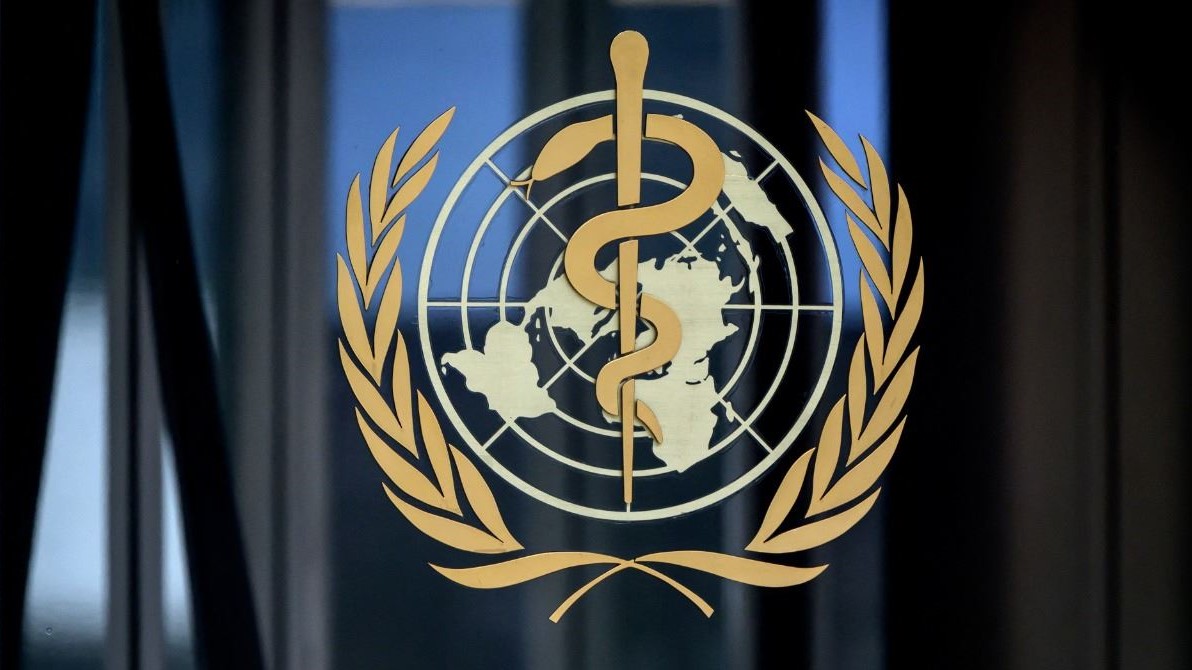 شعار منظمة الصحة العالمية عند مدخل مقرها الرئيسي في جنيف