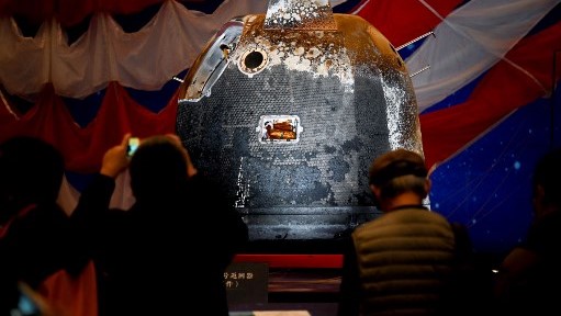 صينيون يزورون برنامج استكشاف القمر الصيني Chang'e-5 Mission خلال معرض في المتحف الوطني الصيني في بكين في 4 مارس 2021
