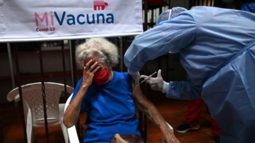 امرأة مسنّة تتلقى لقاح كورونافاك الذي طورته مختبرات سينوفاك الصينية ضد فيروس كورونا في كالي بكولومبيا في 3 مارس 2021 