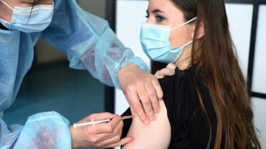 ممرضة تلقح طالبة في قطاع الصحة في جامعة في بريست بغرب فرنسا الجمعة