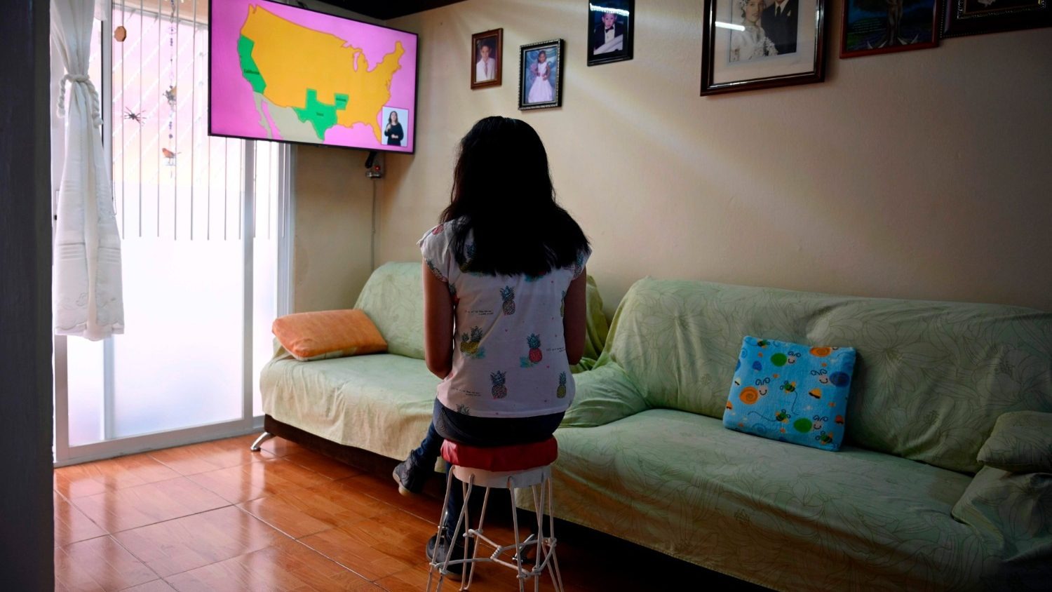 حرم نحو 30 مليون تلميذ في المكسيك من الذهاب إلى المدرسة بسبب الوباء، ما دفع الحكومة إلى بدء التعليم عن بعد عبر التلفزيون أو الإنترنت.