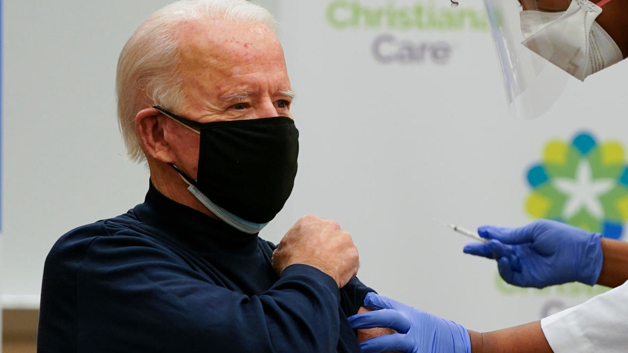 الرئيس الأمريكي المنتخب جو بايدن يتلقى اللقاح ضد كوفيد-19 في 21 كانون الأول/ديسمبر 2020