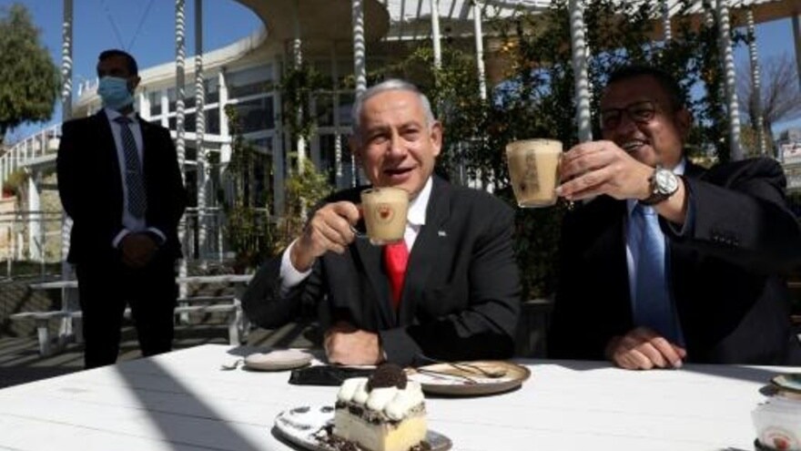  نتانياهو (يسار) ورئيس بلدية القدس موشيه ليون خلال تواجدهما في أحد المطاعم التي أعيد الأحد السابع من مارس 2021 افتتاحها في القدس