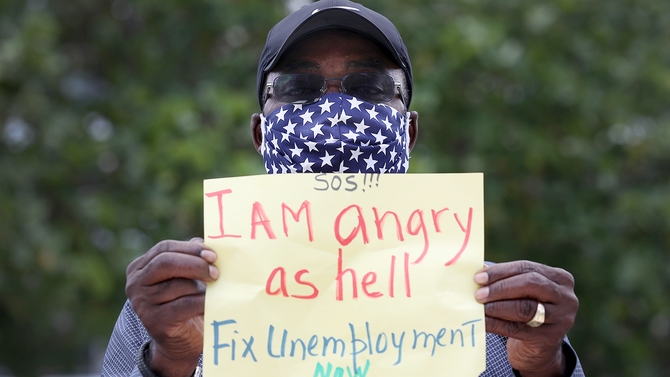 فقد ملايين الأشخاص وظائفهم بعد إغلاق المؤسسات مع اشتداد تفشي الوباء في منتصف مارس 2020