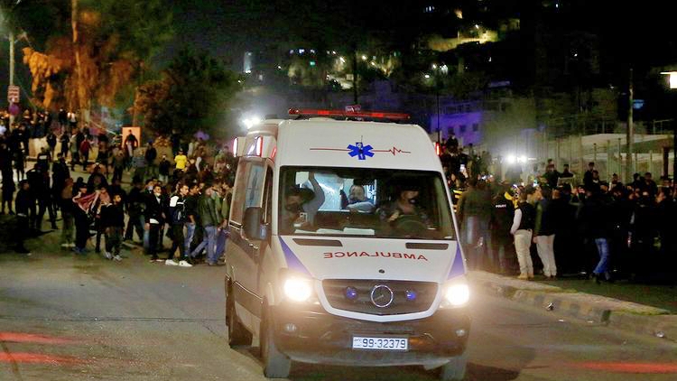سيارة إسعاف تغادر وسط عمان حيث تظاهر شباب أردنيون ليلة أمس