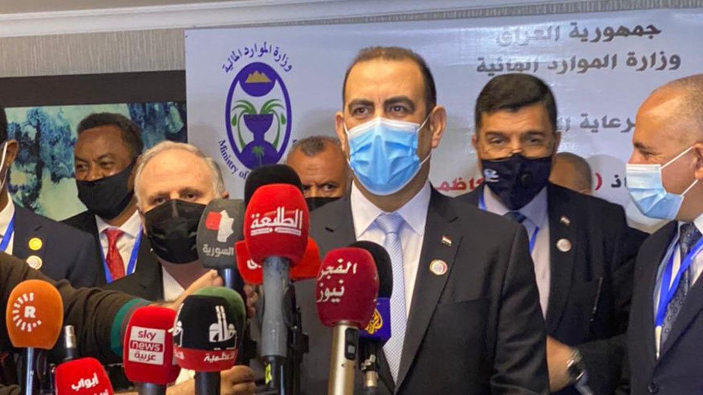 وزير التخطيط العراقي خلال مؤتمر صحافي يحيط به عدد من الممثلين الدوليين في مؤتمر بغداد الاول للمياه