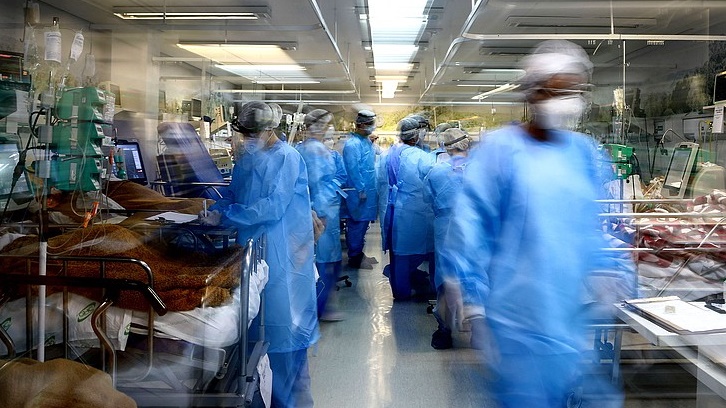 عاملون صحيون في قسم لمرضى كورونا في احدى المستشفيات في البرازيل