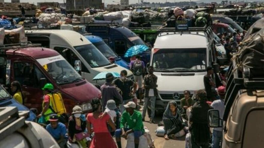 مئات عدة من الأشخاص حول الحافلات الصغيرة في إحدى المحطات في عاصمة مدغشقر انتاناناريوفو في السابع من ابريل 2020