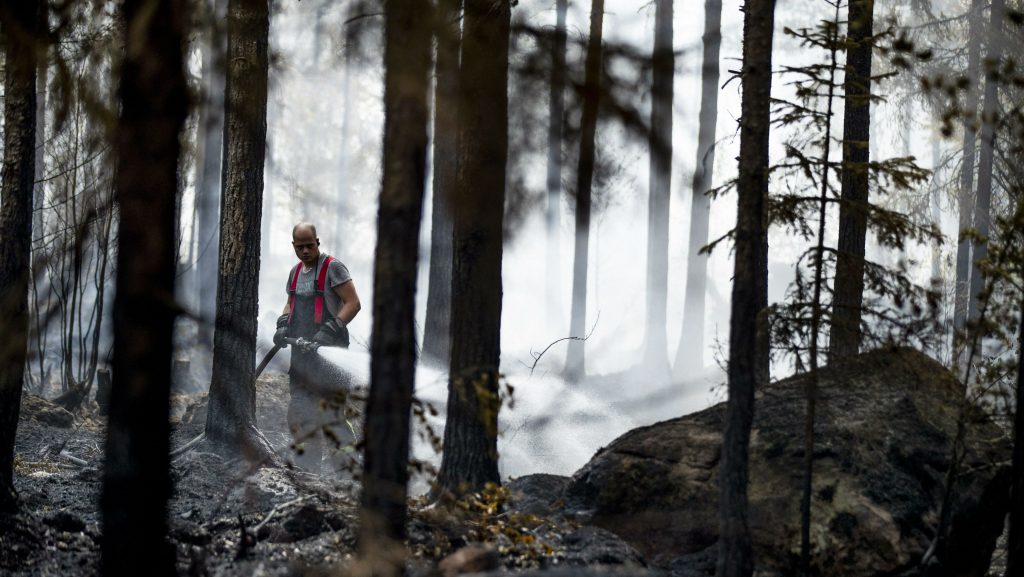 رجال الإطفاء يخمدون حريق في جنوب غرب فنلندا. 19 يوليو 2018