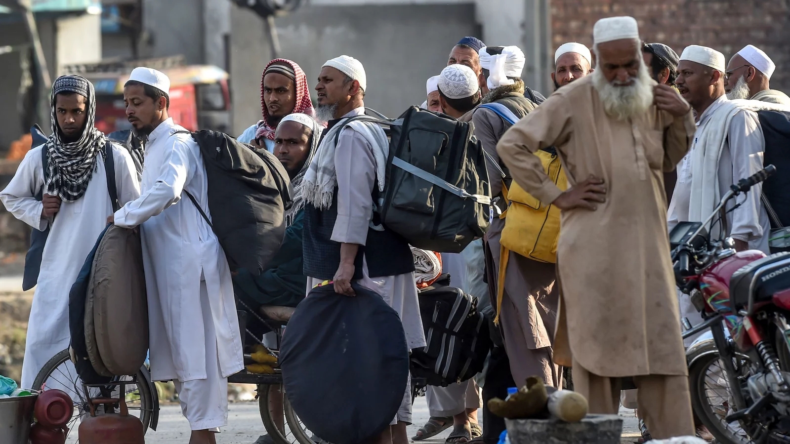 أعضاء جماعة التبليغ يستعدون للمغادرة بعد تجمع ديني حاشد خارج لاهور في 13 مارس.