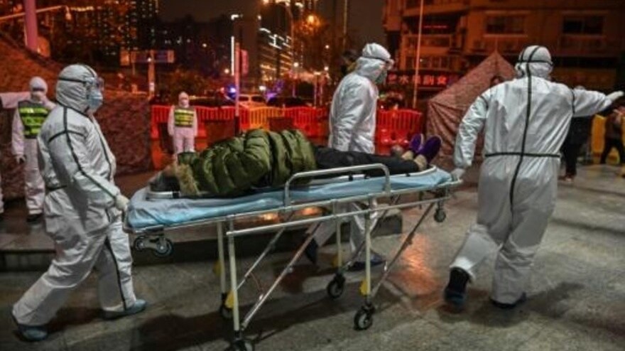 صورة بتاريخ 25 يناير 2020 لطاقم طبي ينقلون مريضا إلى مستشفى الصليب الأحمر في ووهان