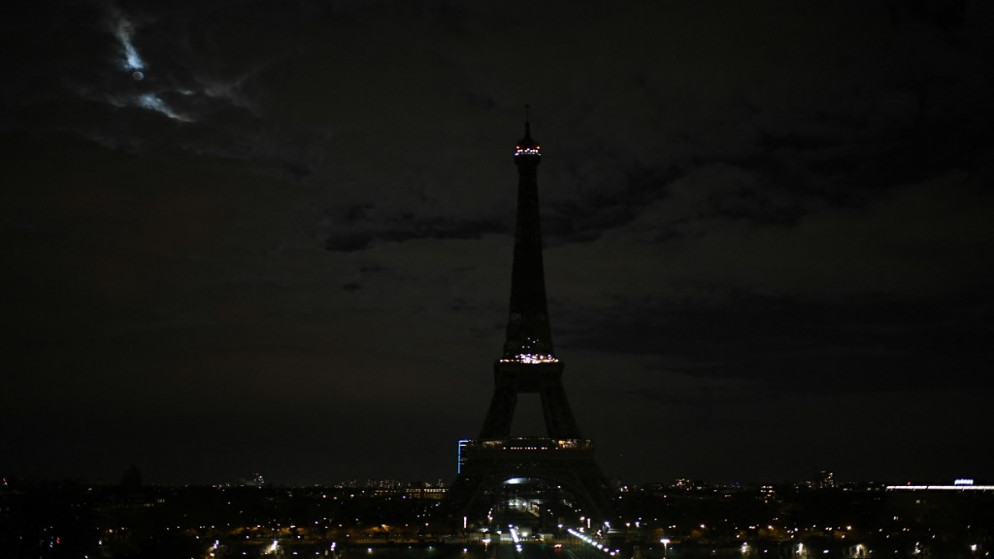 برج إيفل في باريس بعد إغلاقه كجزء من حملة ساعة الأرض البيئية في 27 مارس 2021