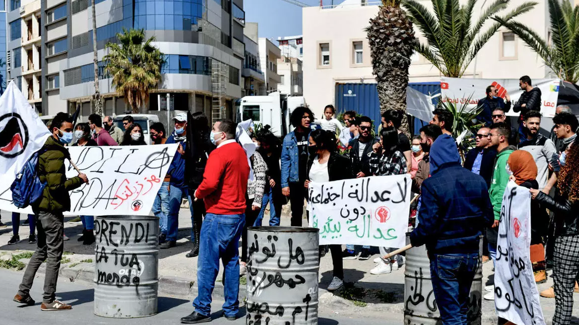 أنصار منظمات غير حكومية تونسية يتظاهرون للمطالبة بإعادة النفايات المنزلية المصدرة بشكل غير قانوني من إيطاليا