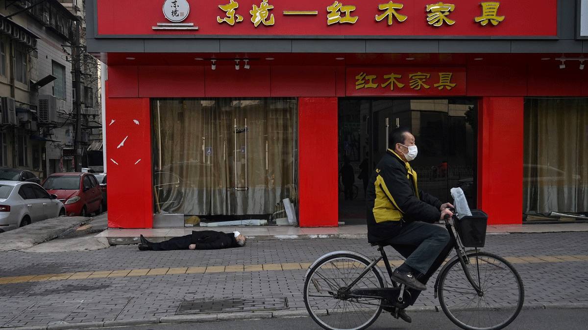 صورة أرش لرجل على دراجة هوائية في ووهان الصينية، منشأ كورونا