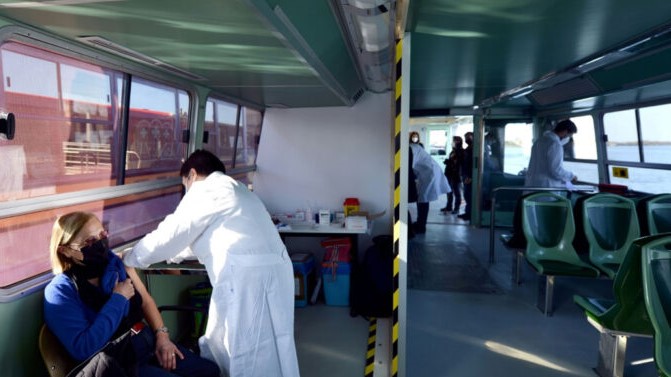 امرأة تتلقى اللقاح الإثنين على متن زورق فابوريتو حُوّل إلى عيادة عائمة في البندقية
