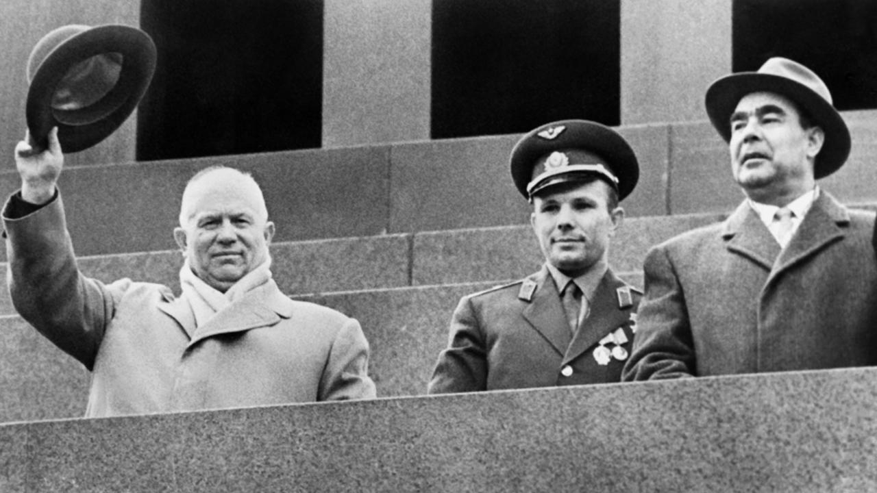 غاغارين بين خروتشيف وبريجينيف عام 1961
