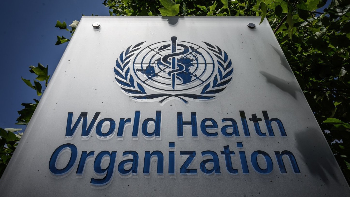 شعار منظمة الصحة العالمية في مقرها بجنيف 