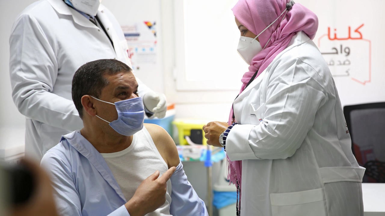 رئيس الوزراء الليبي عبد الحميد الدبيبة يتلقى جرعة لقاح مضاد لكوفيد في مقر المركز الوطني لمكافح الأمراض في طرابلس بتاريخ 10 نيسان/ابريل 2021 
