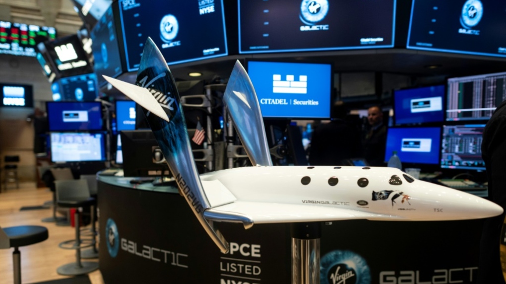 نموذج للمركبة SpaceShipTwo المخصصة لنقل سياح إلى الفضاءح إلى الف